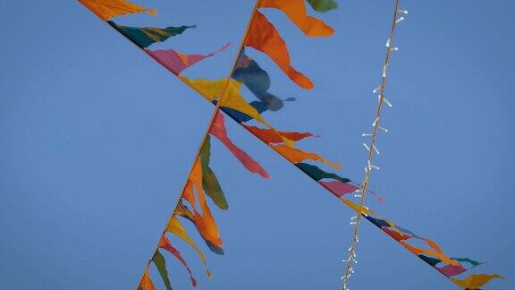 装饰花环的缎子旗帜在风中飘扬-假日