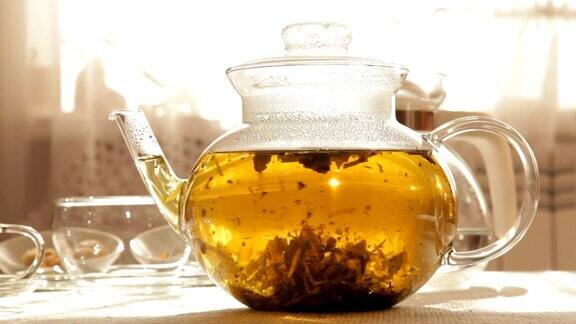 茶水在透明玻璃茶壶中旋转