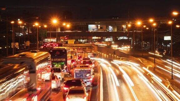 时间流逝夜晚交通堵塞长时间暴露在泰国曼谷的Kasetnaawamin路隧道