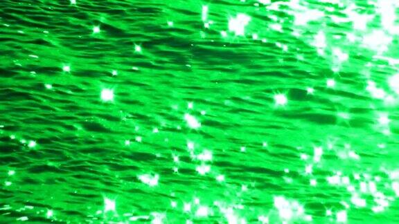 光线反射在绿色的海洋上