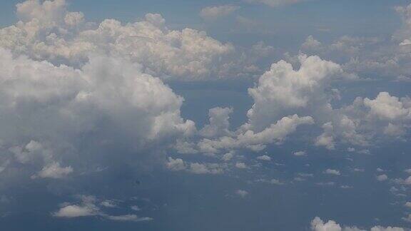 海上天空和云的鸟瞰图