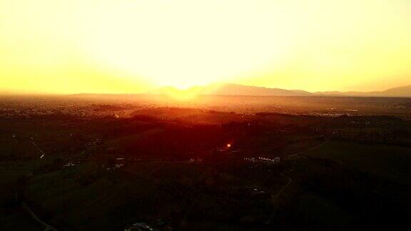 黄昏时意大利绿色山丘的鸟瞰图