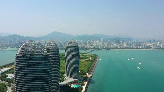 阳光明媚的一天海南岛三亚著名酒店屋顶航拍4k中国全景