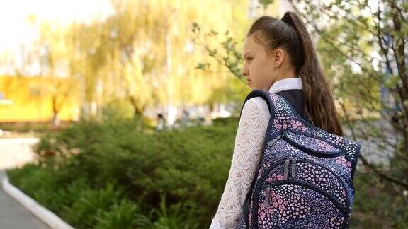 一名少女从学校回家肩上背着一个背包