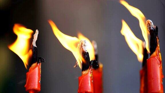火苗从燃烧的红色中国蜡烛在寺庙