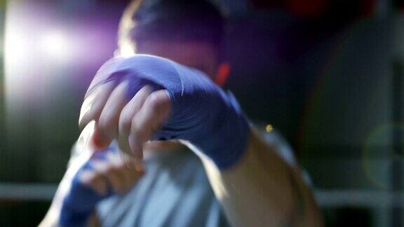 在拳击馆里的一天职业拳击手在格斗和训练拳击手套击打技术站立保护和耐力