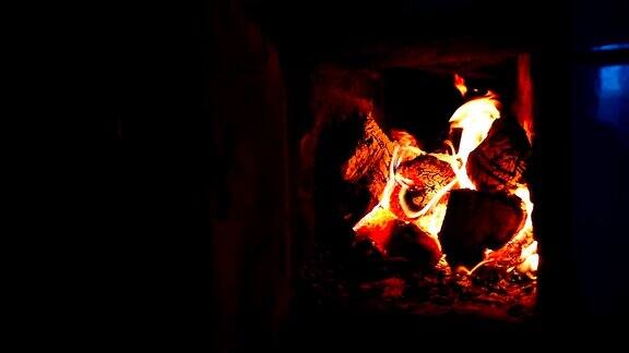 壁炉里的木头燃烧了美丽的火焰