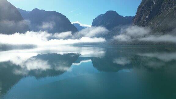 无人机鸟瞰图在挪威一个原始湖泊的云层上飞行