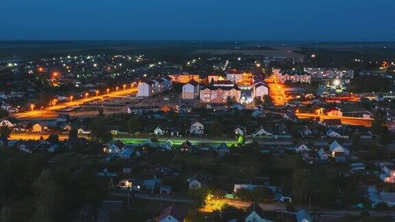 白俄罗斯戈麦尔地区多布斯鸟瞰图的小城镇在晚上的时间夜间照明的鸟瞰图照明无人机超失效FullHD