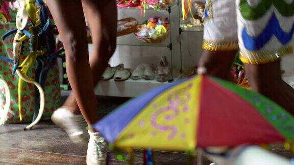 手工艺品店的巴西狂欢节舞者