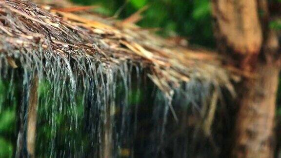 雨滴落在木屋顶上
