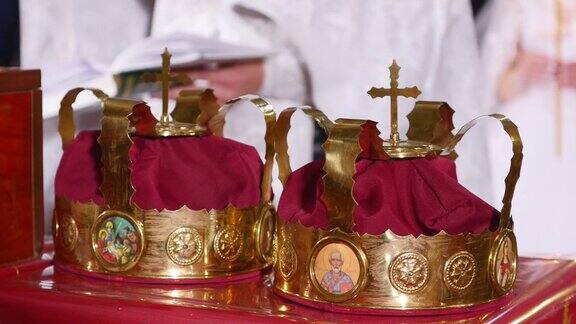 两个王冠是在东正教教堂举行的婚礼