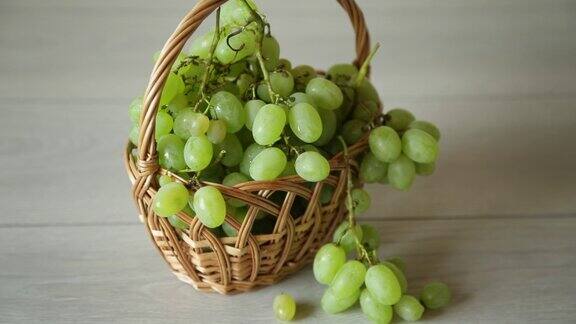 绿秋熟的葡萄装在木桌上的篮子里