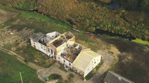 白俄罗斯赫罗德纳省泽尔瓦区辛卡维希鸟瞰图的老废弃废弃的酿酒厂工业工厂