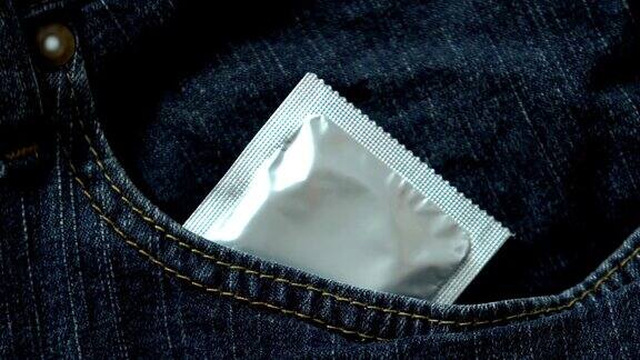 女用手把避孕套放在裤子里避孕避孕预防性病
