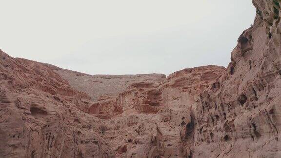 台阶红峡谷山壁峰飞鸟环绕