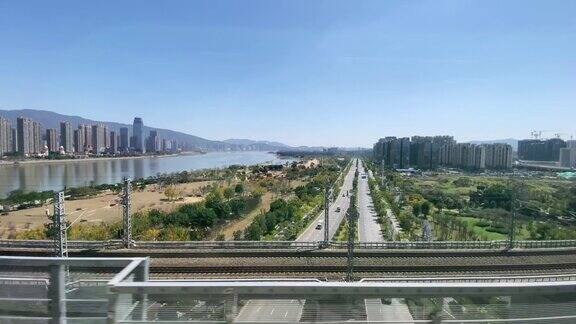 中国福建高铁穿过城市高架桥窗外城市风光