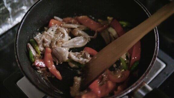 慢动作:香料烹饪:蔬菜烹饪锅与锅火