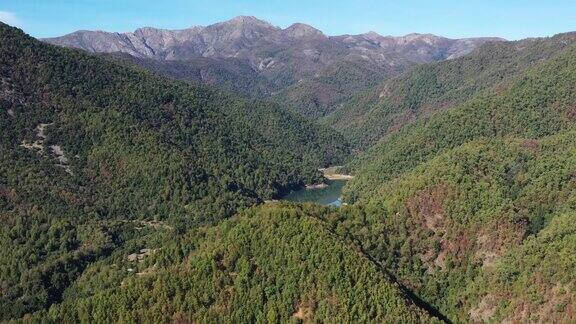 智利Maule地区的山泻湖EmbalseBullileo无人机航拍视频