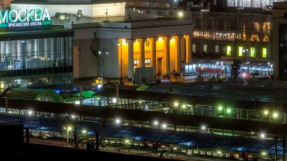 在俄罗斯莫斯科共青团广场的三个火车站晚上的顶视图