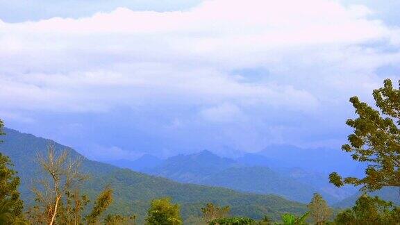 美丽的山景山和蓝天景观