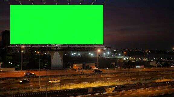泰国曼谷高速公路上以城市为背景的绿色广告牌屏风