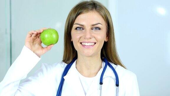 近距离的女医生拿着青苹果在手里