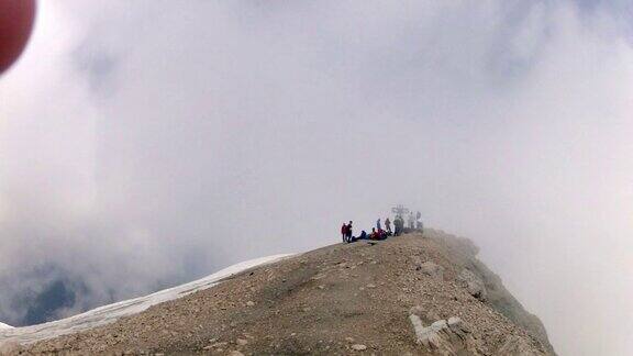 登山队正在接近白云石山脉的马尔莫拉达峰