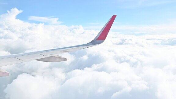 飞机上多云的天空