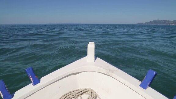 白色小船的船头眺望美丽的大海