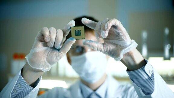 专业科学家拿着并观察微型芯片
