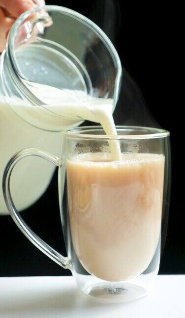 制作奶茶将玻璃壶中的牛奶倒入英国红茶中