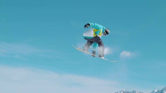 单板滑雪空中飞行的一个旋转抓取技巧