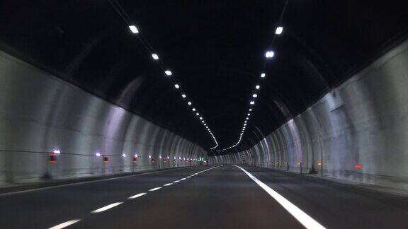 汽车通过隧道