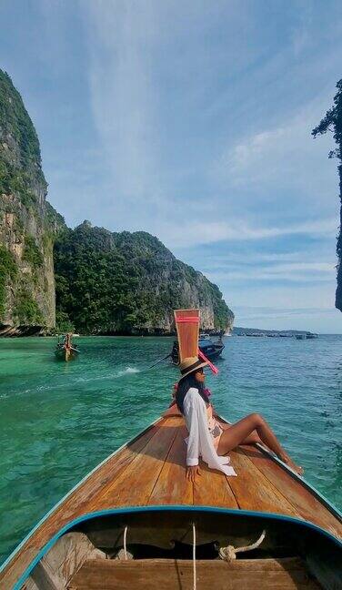 长尾船在皮雷泻湖KohPhiPhi玛雅湾泰国绿松石色的海洋