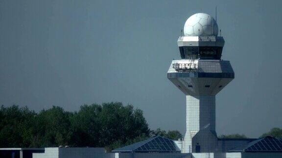 机场管制塔超过跑道热雾霾全高清远摄镜头拍摄