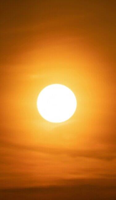 在一个晴朗的日子里橙色的天空戏剧性的日出的时间流逝