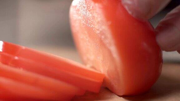 用烹饪刀切番茄