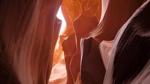 羚羊峡谷与曲线和光滑的石墙的橙色颜色没有人
