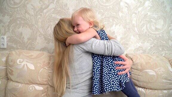 母亲温柔地拥抱着女儿