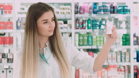 女药剂师为药瓶做广告
