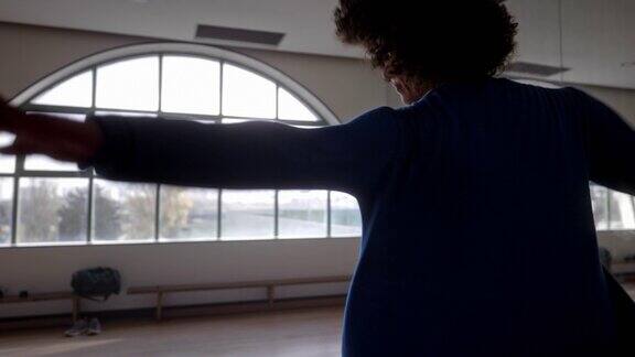 非裔美国妇女在舞蹈工作室跳芭蕾舞