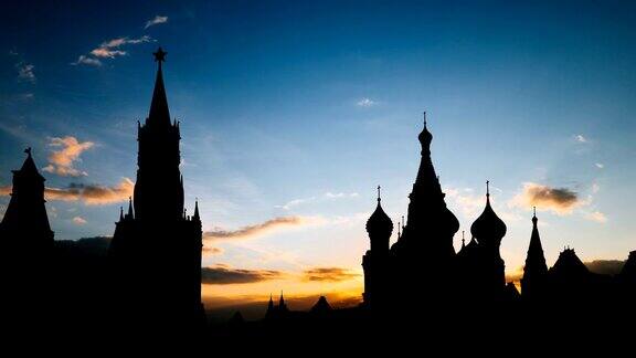 美丽的日落在莫斯科历史中心红场和克里姆林宫塔的剪影