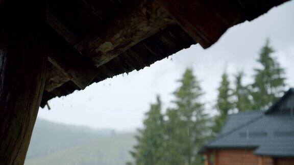 白天雨水从棕色的瓦屋顶滴落下来慢动作