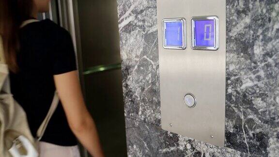 年轻女人推电梯按钮的特写