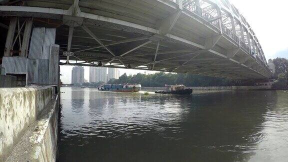 在帕西格河上拖船向大跨径铁桥牵引