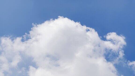 蔚蓝的天空和柔软的云在自然的背景