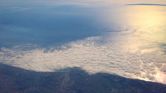 在海洋上空的云层飞行4K