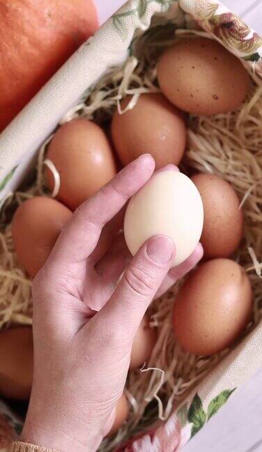 蛋在手掌上