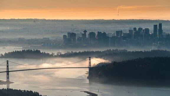 温哥华日出城市的雾滚动在海洋上